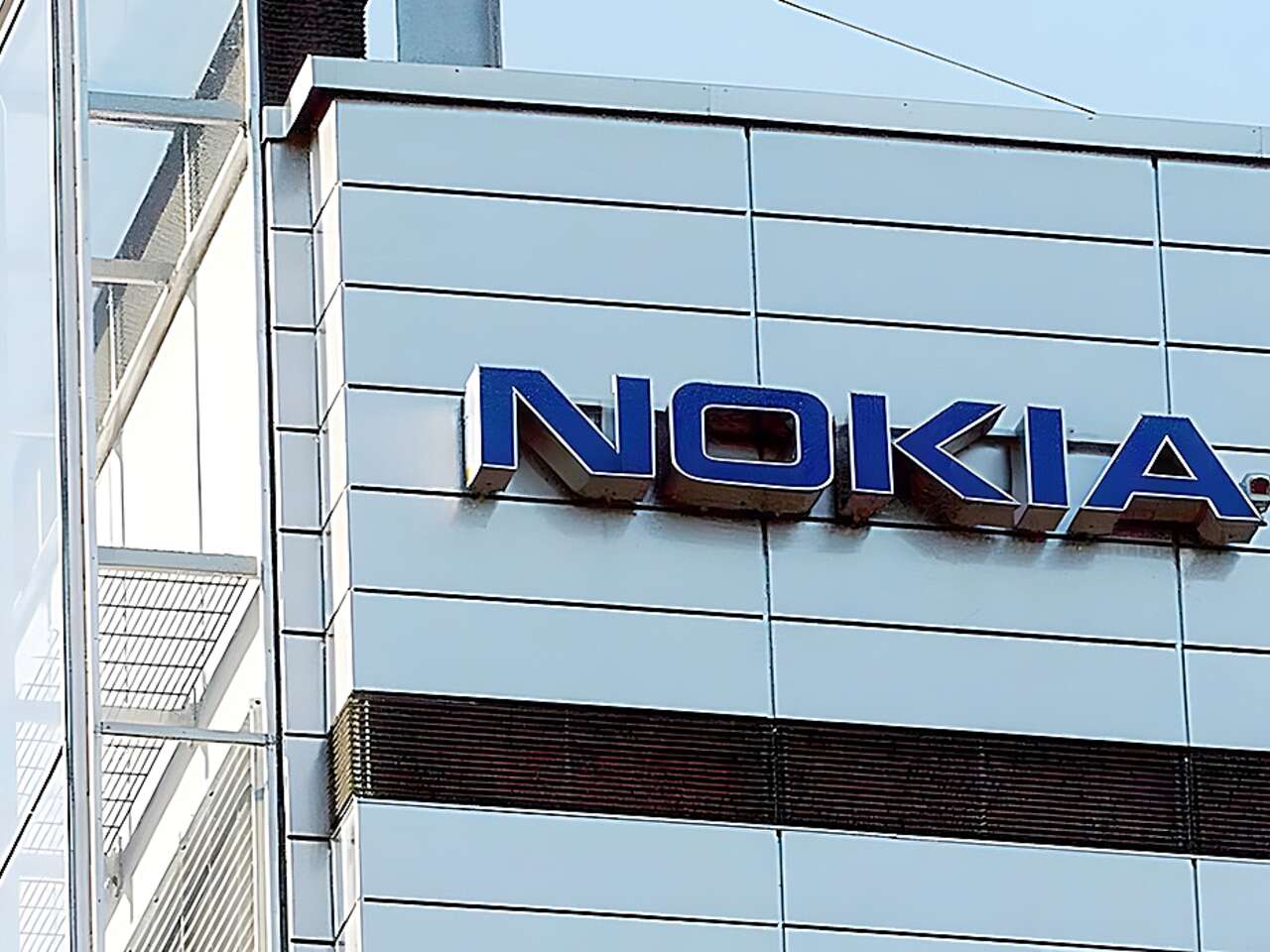 Nokia впервые за почти 60 лет обновила свой знаменитый логотип. Теперь он  выглядит совсем по-другому