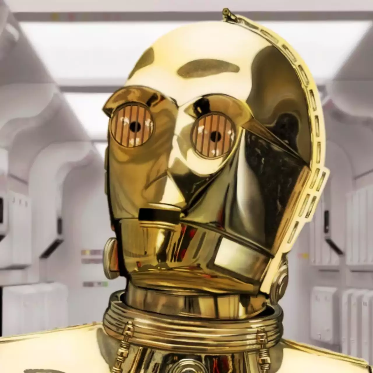 Звезда «Звездных войн» продал шлем дроида C-3PO за 77 миллионов рублей