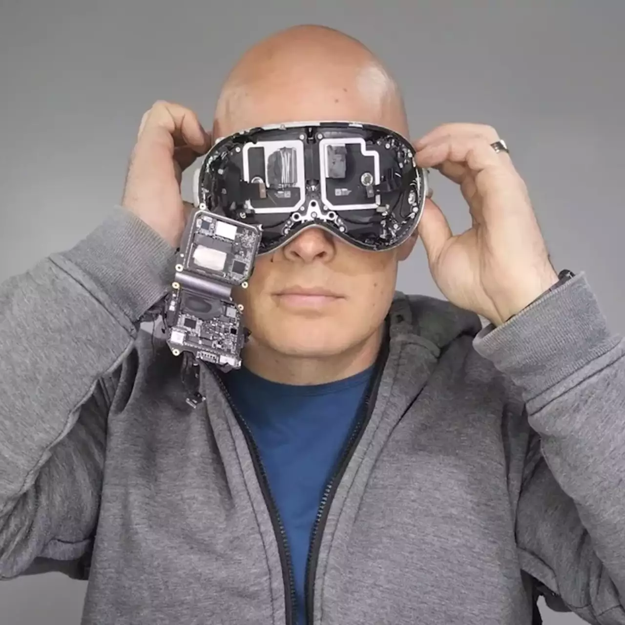 Первые краш-тесты Apple Vision Pro за $3500. Очки царапали, поджигали и роняли с большой высоты Первые краш-тесты Apple Vision Pro за $3500. Очки царапали, поджигали и роняли с большой высоты