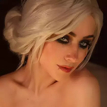 Девушка в образе Цири из The Witcher 3 показала косплей для взрослых 