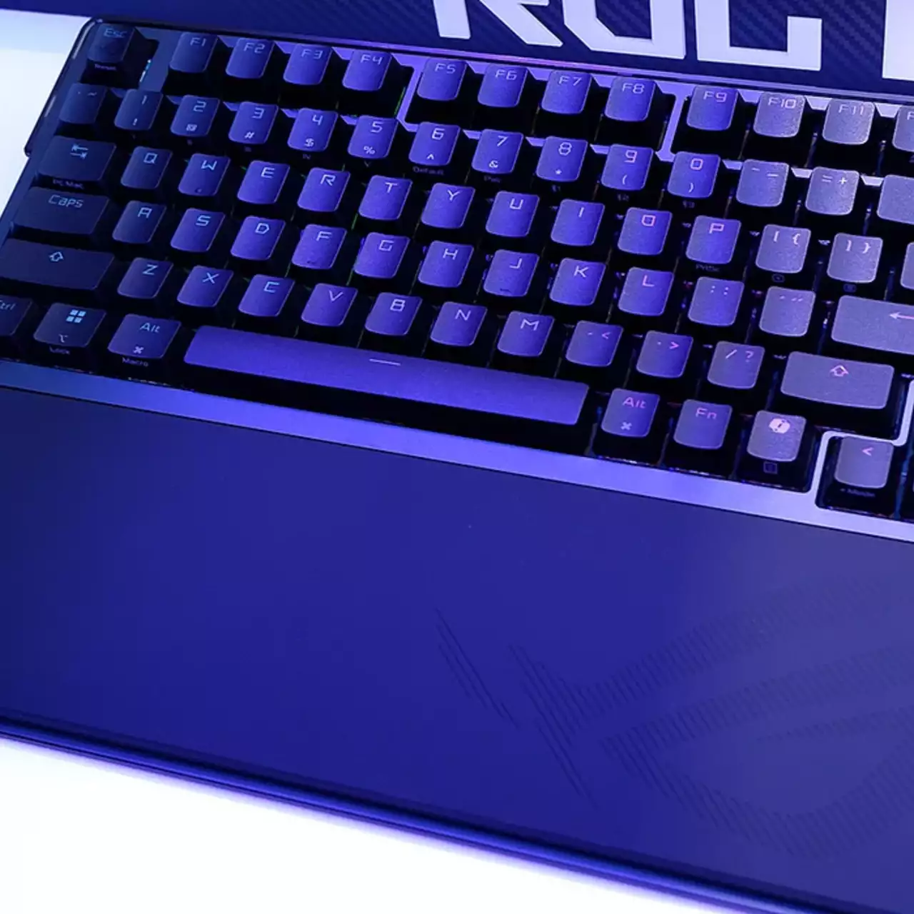 ASUS ROG представила игровую клавиатуру Azoth с OLED-дисплеем ASUS ROG представила игровую клавиатуру Azoth с OLED-дисплеем