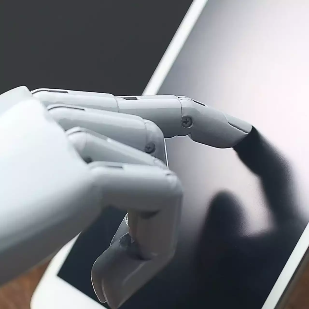 Apple готовит революцию: iPad с роботизированной рукой станет командным центром умного дома