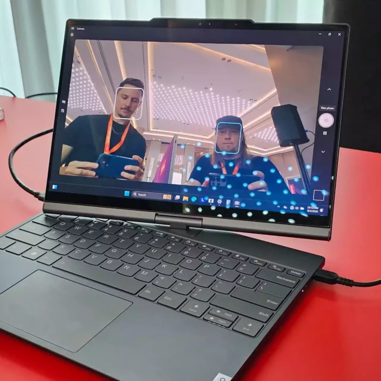 Lenovo представила ноутбук-трансформер с ИИ, который может открываться по команде