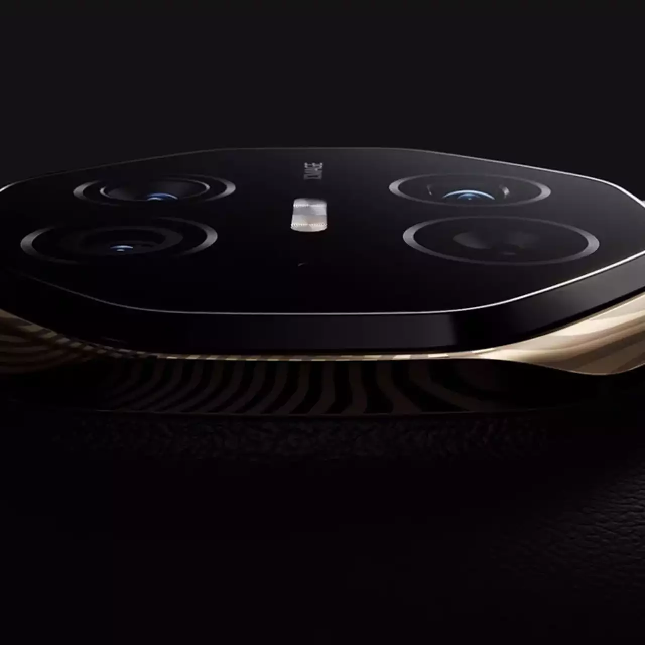 Huawei показала первый в мире складной смартфон с тремя экранами Huawei показала первый в мире складной смартфон с тремя экранами