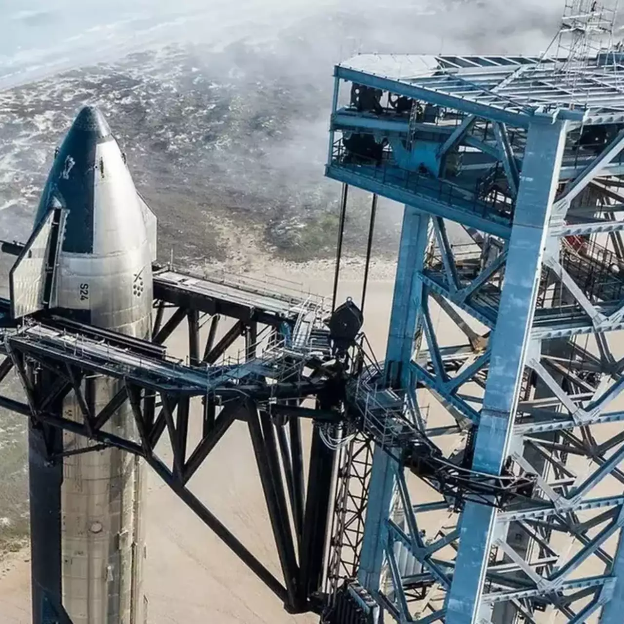 Историческое событие: SpaceX впервые поймала первую ступень Starship после запуска
