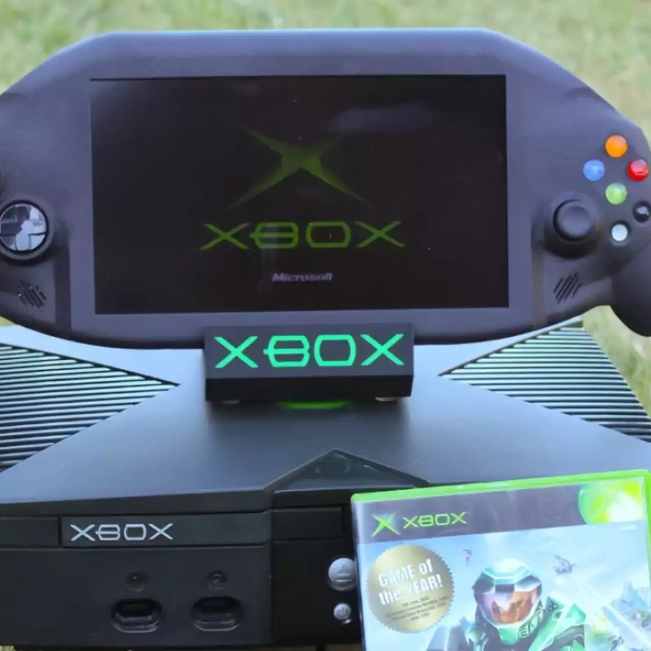 Энтузиаст создал первую портативную версию Xbox без участия Microsoft Энтузиаст создал первую портативную версию Xbox без участия Microsoft