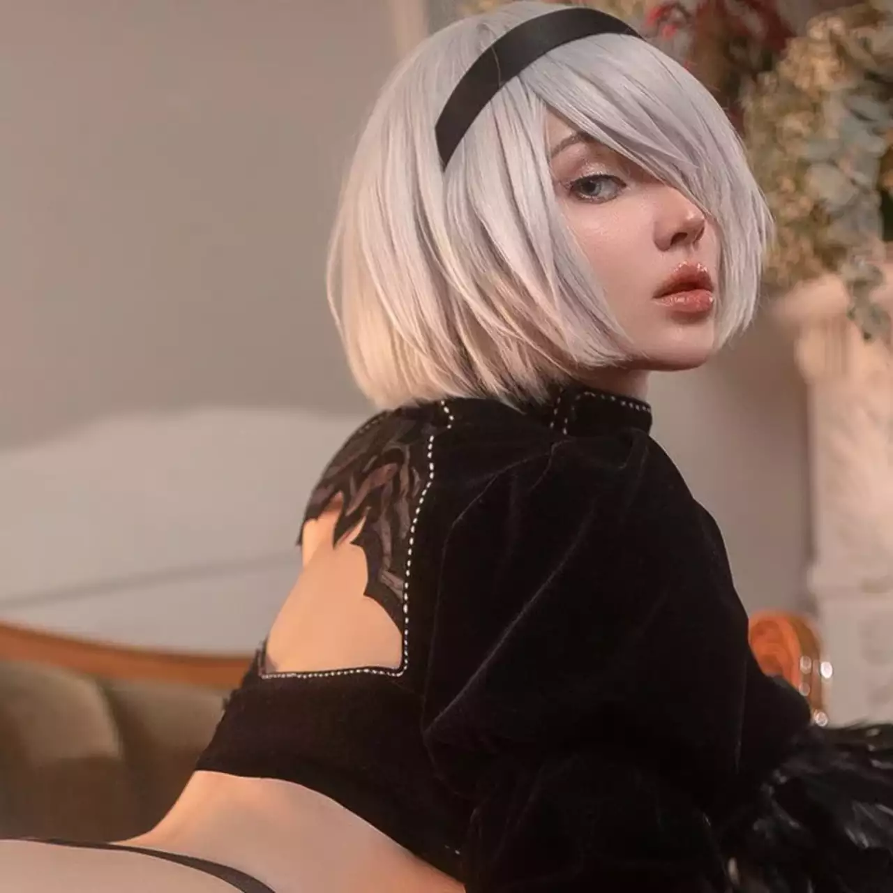 Модель показала свои формы в хэллоуинском образе 2B из Nier Automata