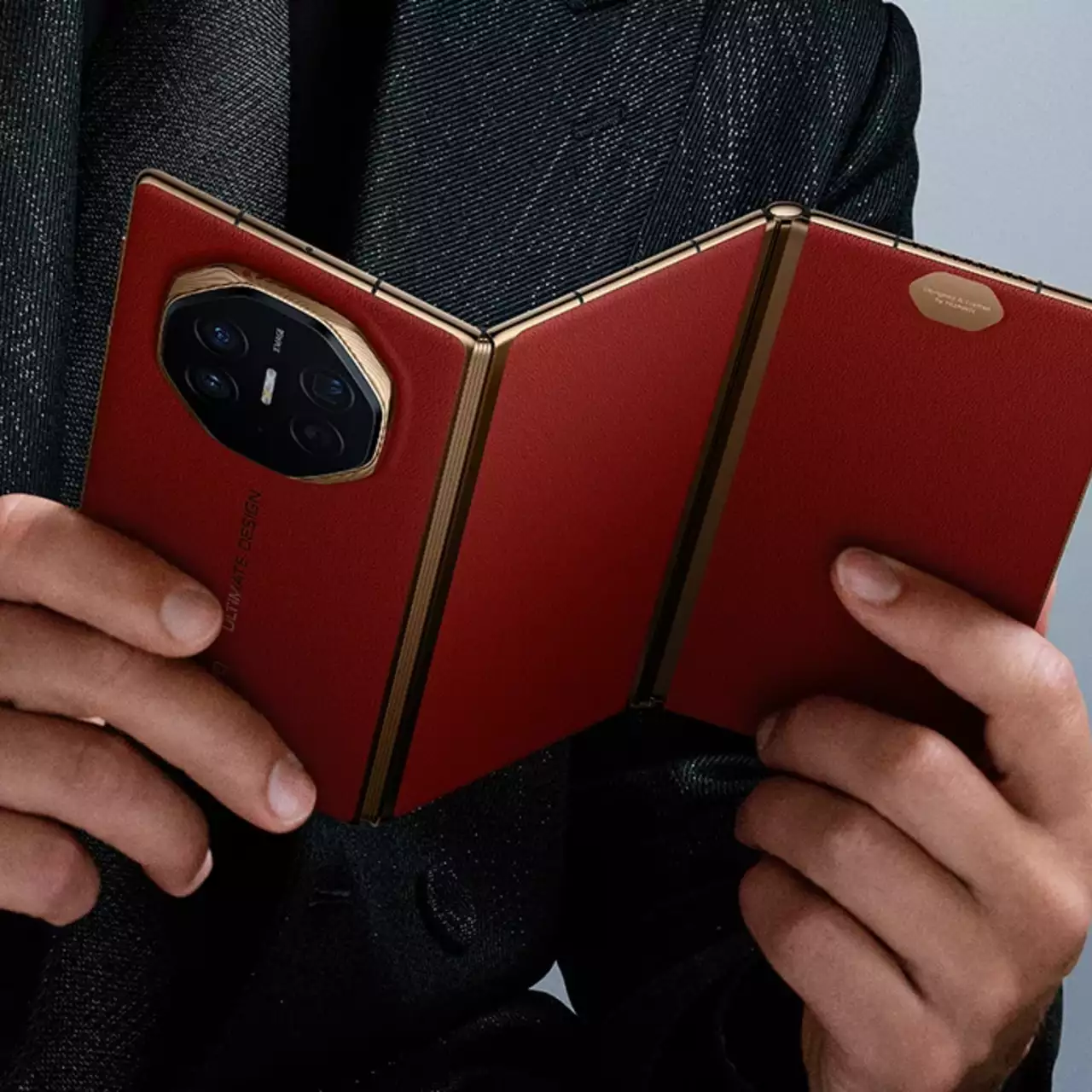 Ютубер сломал сверхдорогой смартфон Huawei Mate XT во время теста на прочность Ютубер сломал сверхдорогой смартфон Huawei Mate XT во время теста на прочность