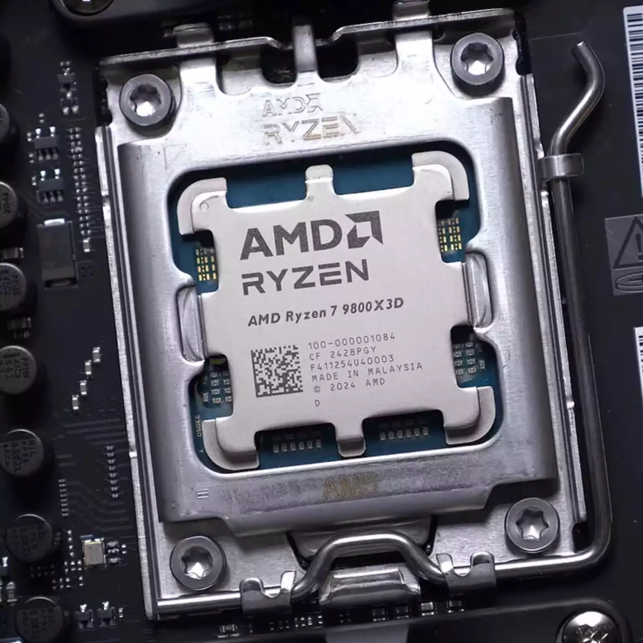 AMD Ryzen 7 9800X3D разогнали до 6,9 ГГц и побили рекорды FPS AMD Ryzen 7 9800X3D разогнали до 6,9 ГГц и побили рекорды FPS