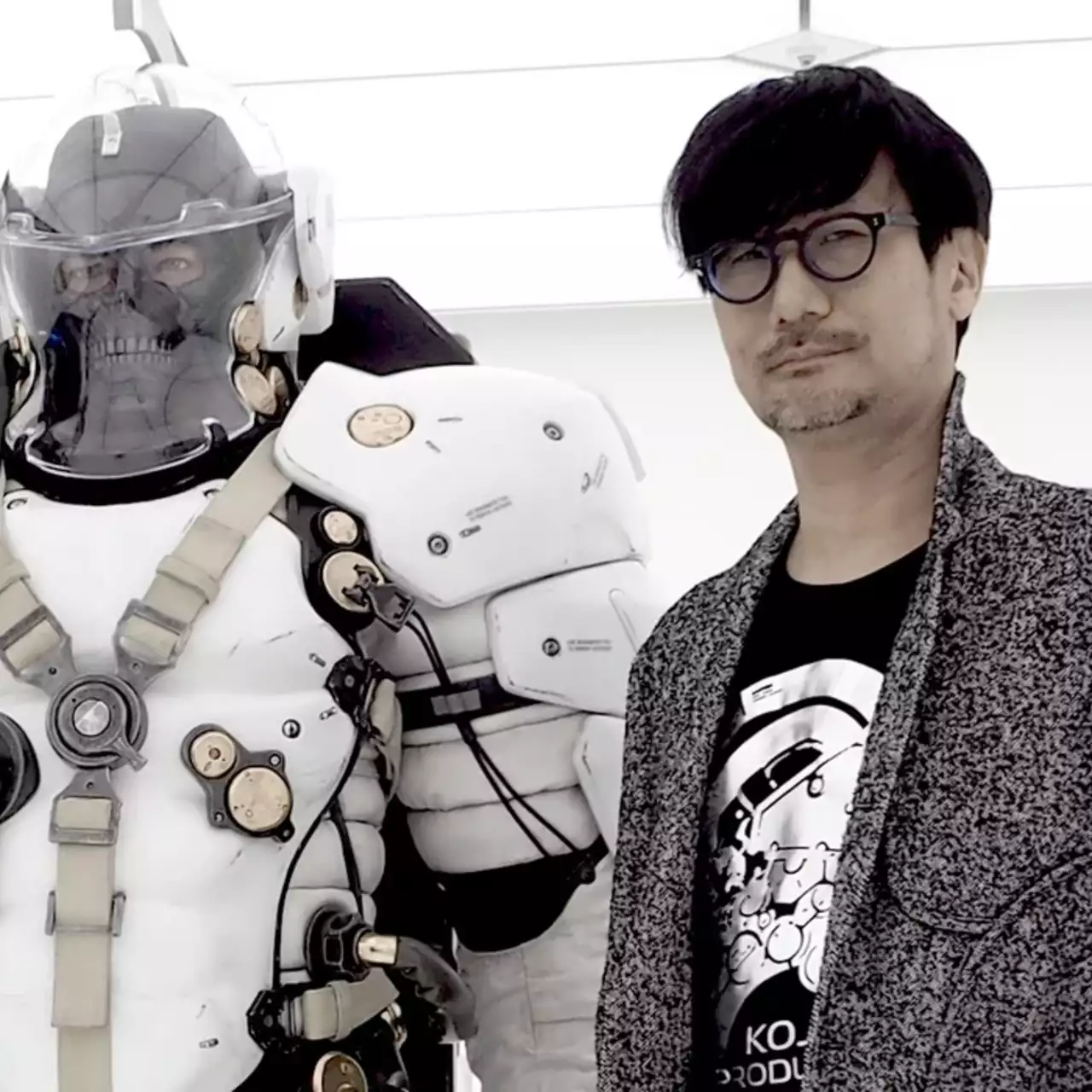 Хидео Кодзима показал первый офис Kojima Productions — это крохотная комната с PS4 Хидео Кодзима показал первый офис Kojima Productions — это крохотная комната с PS4