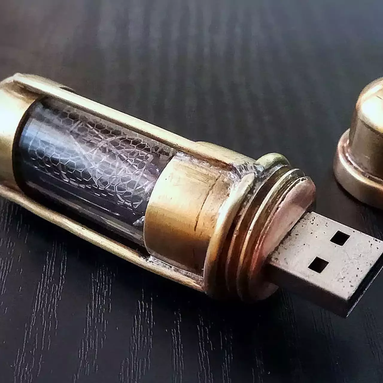 Учёные создали флешку с плотностью записи 1,9 Тбайт на см² из неиспользуемого ранее материала Учёные создали флешку с плотностью записи 1,9 Тбайт на см² из неиспользуемого ранее материала