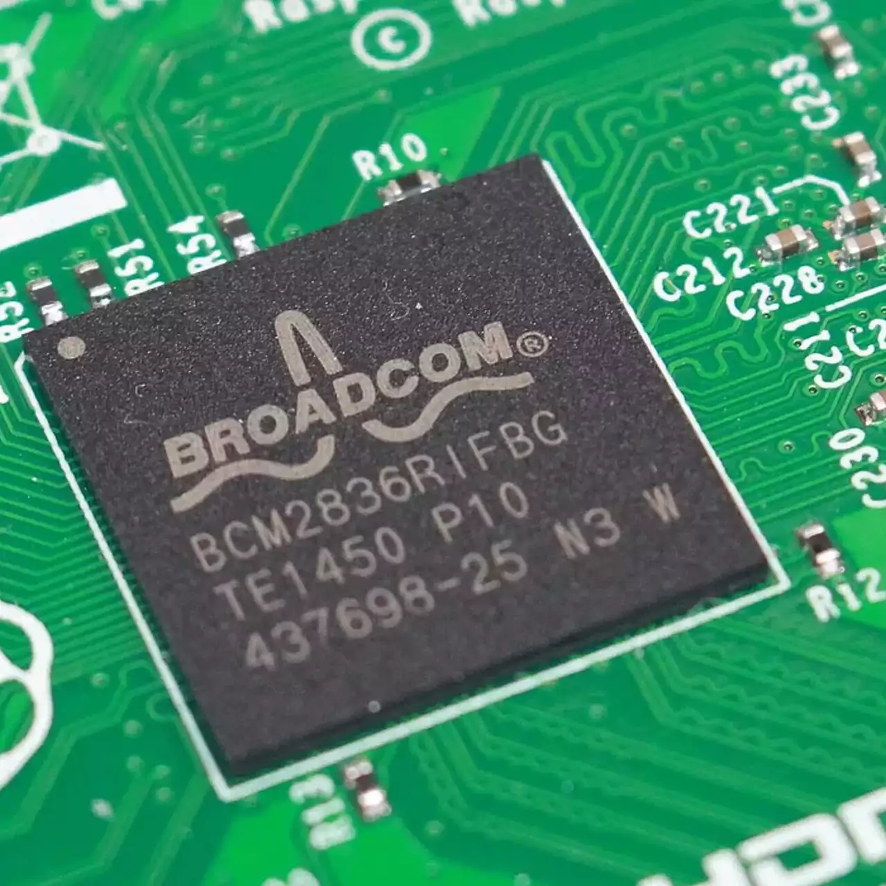 Broadcom представила уникальную платформу для чипов с 12 модулями HBM