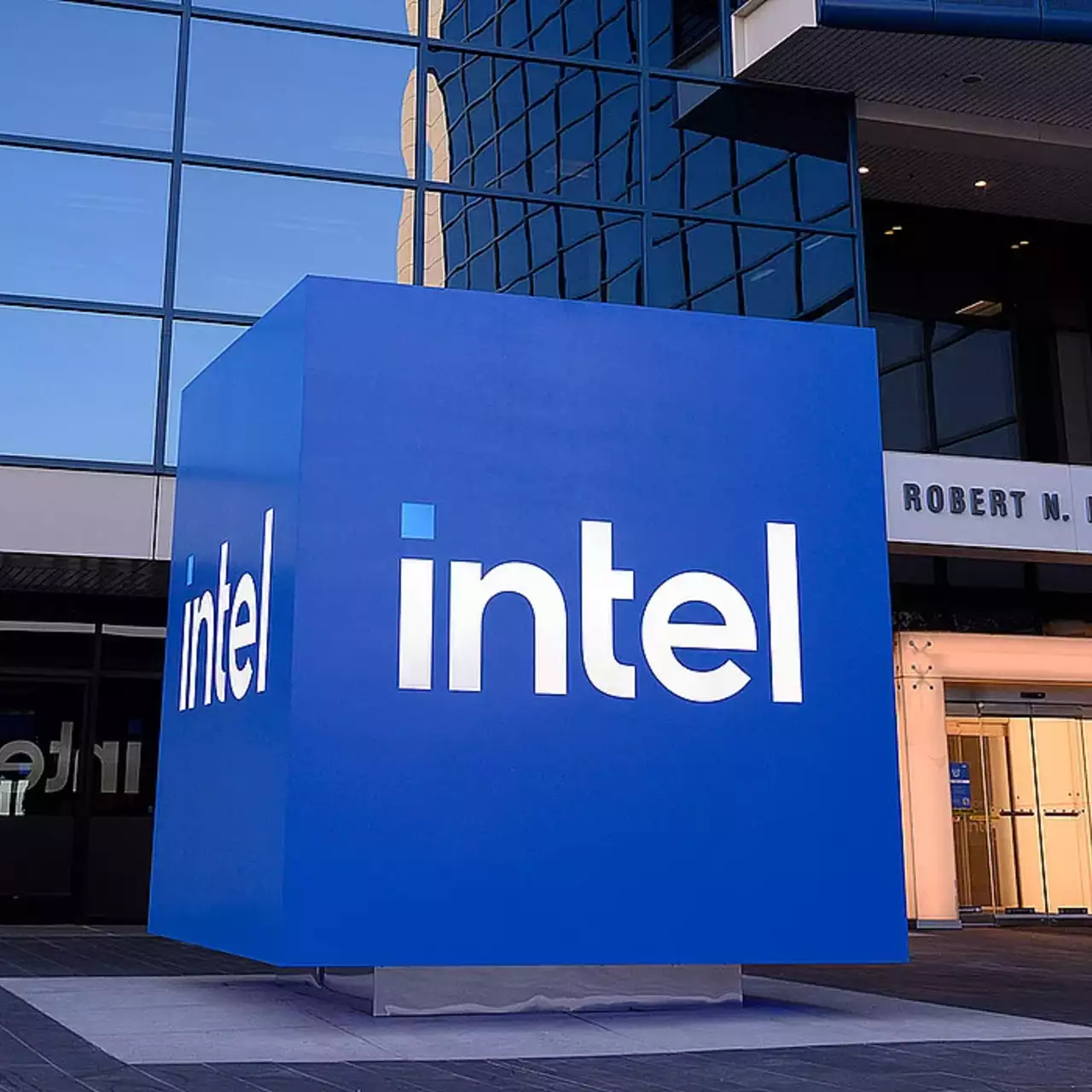 Intel признаёт отставание от AMD, но готова вернуть позиции в 2025 году Intel признаёт отставание от AMD, но готова вернуть позиции в 2025 году