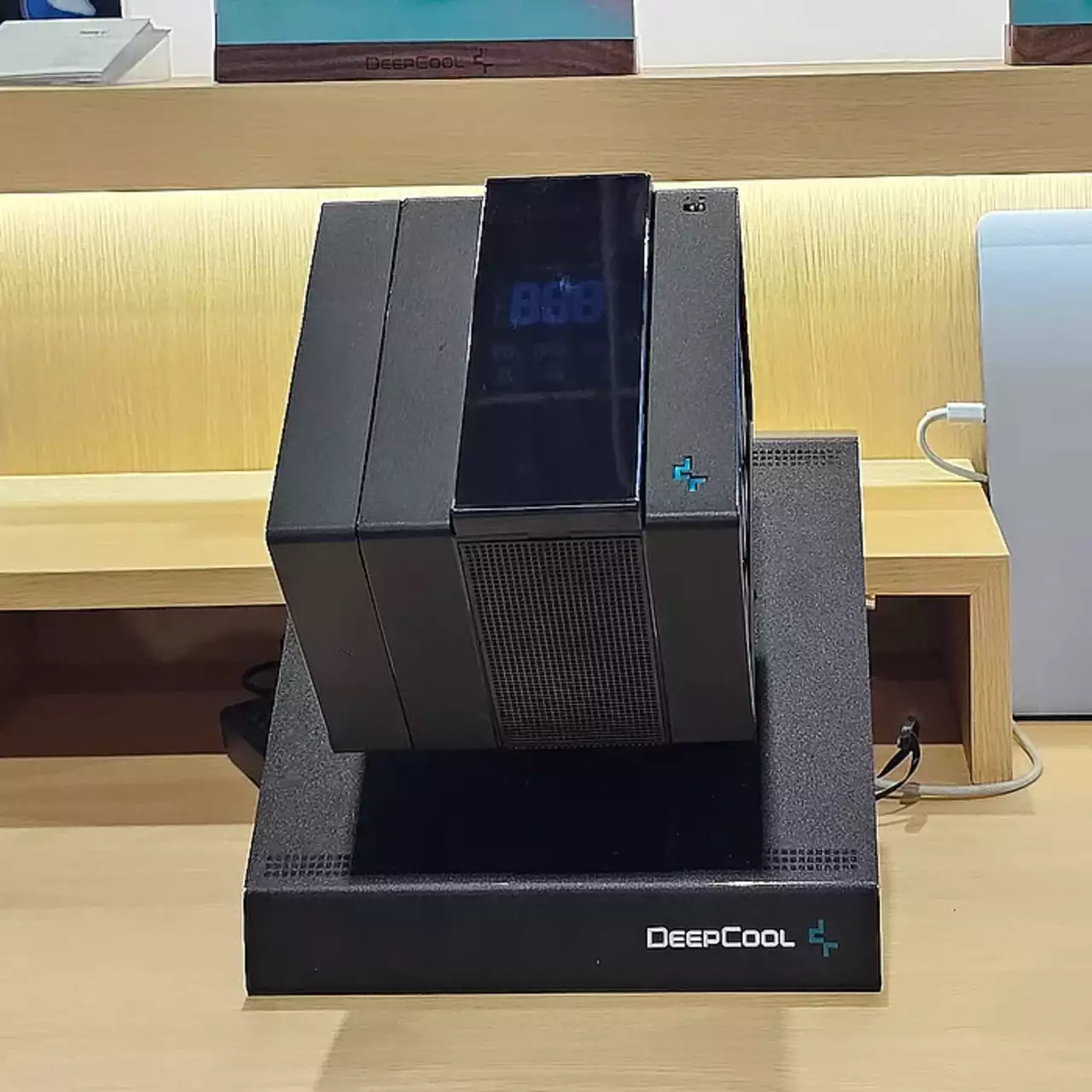 DeepCool представила кулер с испарительной камерой и экраном