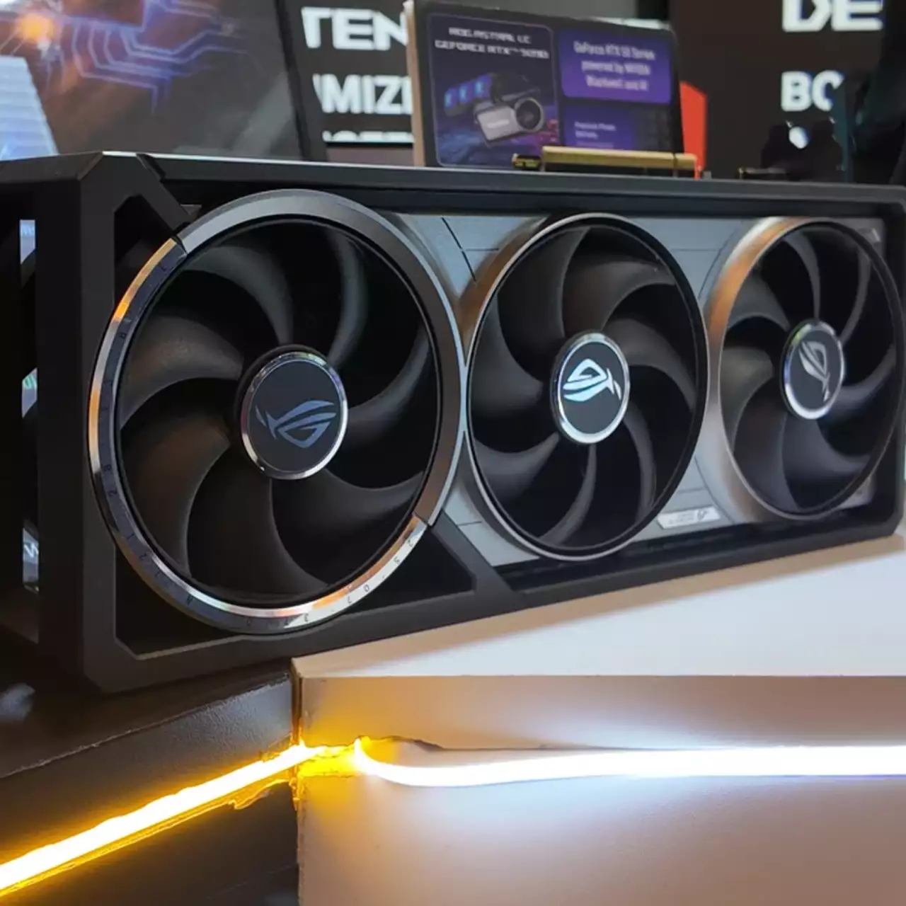 GeForce RTX 5090 настолько огромная, что ей уже в шутку качают бицепс — видео GeForce RTX 5090 настолько огромная, что ей уже в шутку качают бицепс — видео