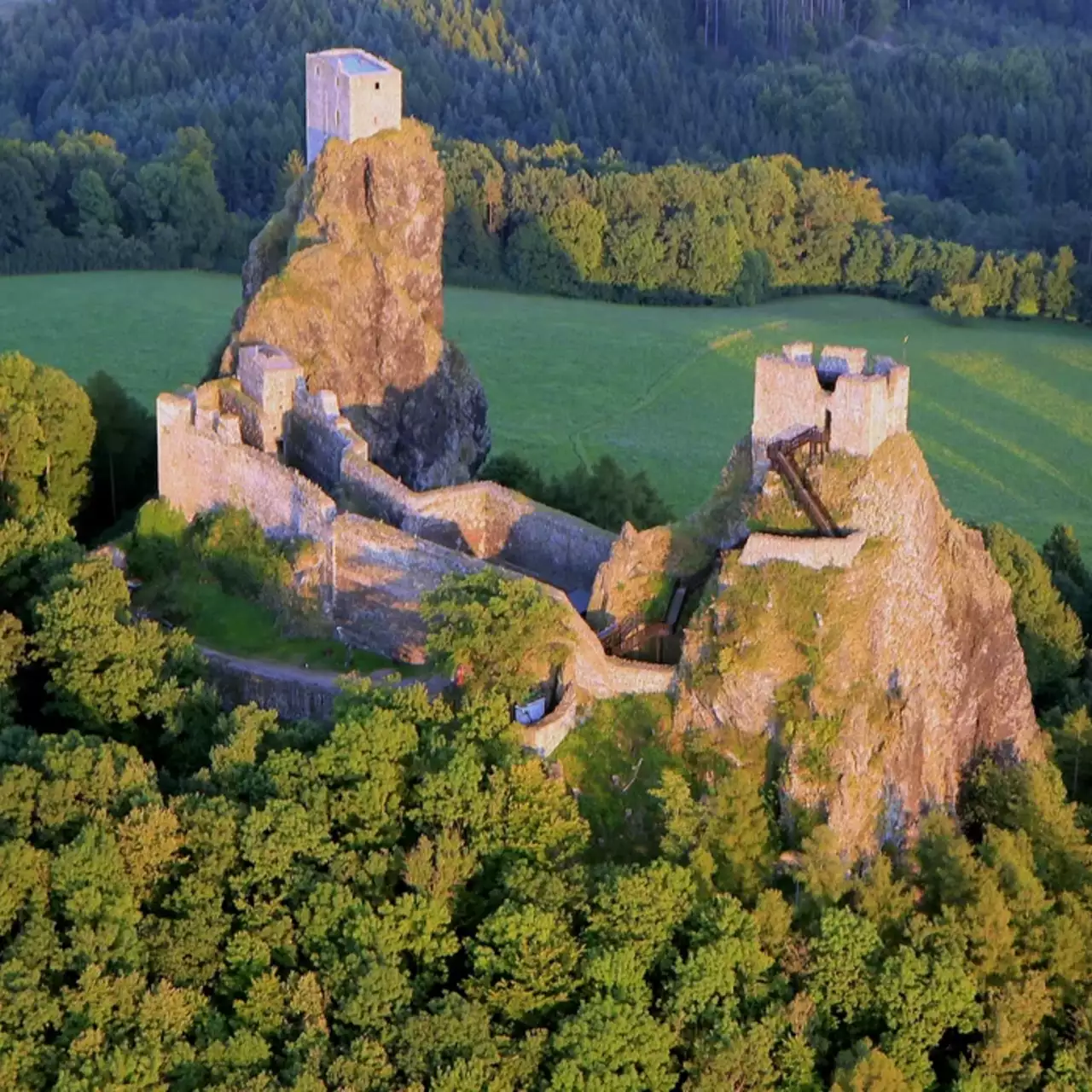 Локации из Kingdom Come: Deliverance 2 покадрово сравнили с реальной Чехией — видео Локации из Kingdom Come: Deliverance 2 покадрово сравнили с реальной Чехией — видео