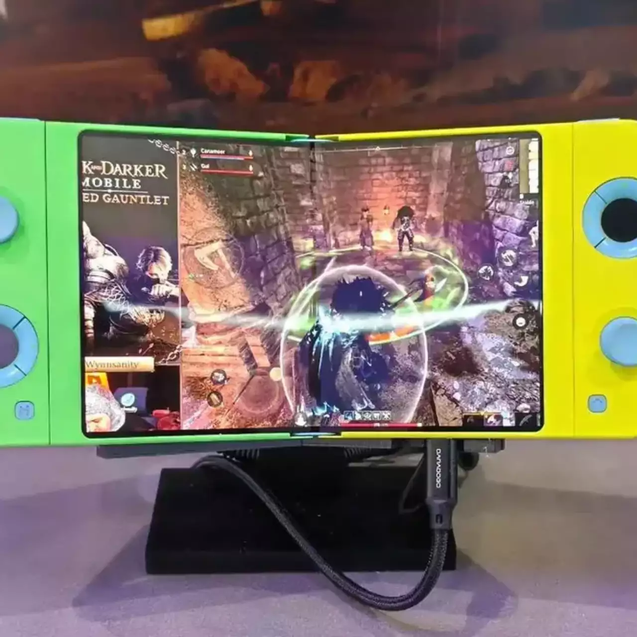 Samsung показала прототип своей портативной консоли, которая выглядит как Nintendo Switch, но имеет складной дисплей Samsung показала прототип своей портативной консоли, которая выглядит как Nintendo Switch, но имеет складной дисплей