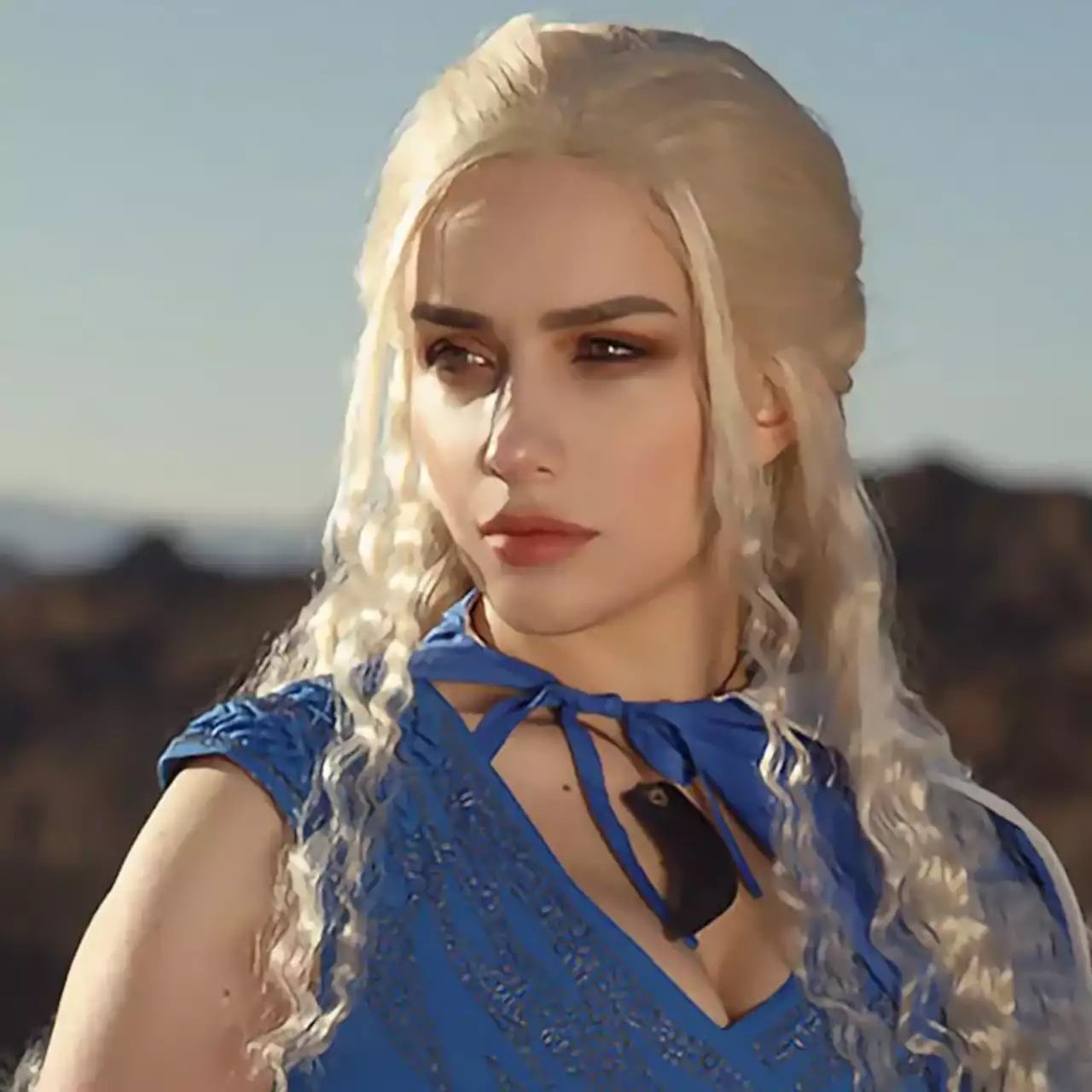 Косплеерша раздела Дейенерис из сериала «Игра престолов» Косплеерша раздела Дейенерис из сериала «Игра престолов»