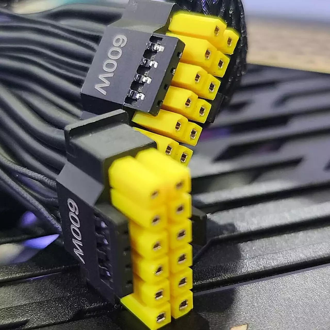 Не помогли даже оригинальные кабели: пользователь RTX 5090 потерял GPU и блок питания