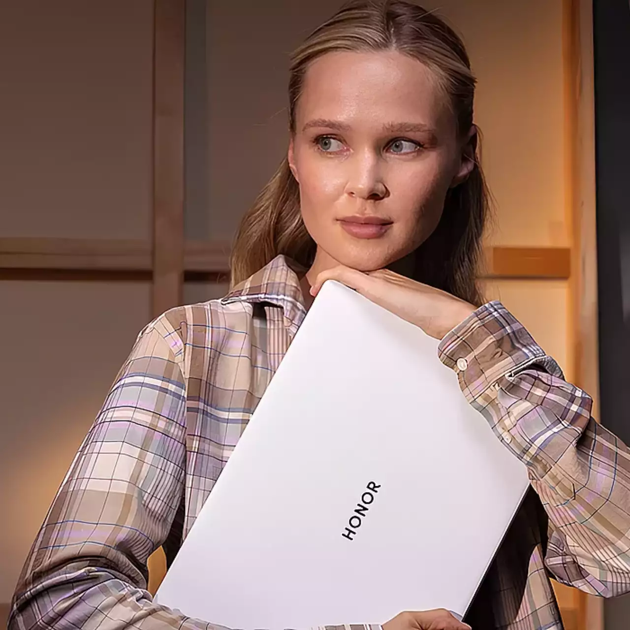 Ноутбук HONOR MagicBook Pro 14 с большой батареей и OLED-экраном появился в России Ноутбук HONOR MagicBook Pro 14 с большой батареей и OLED-экраном появился в России