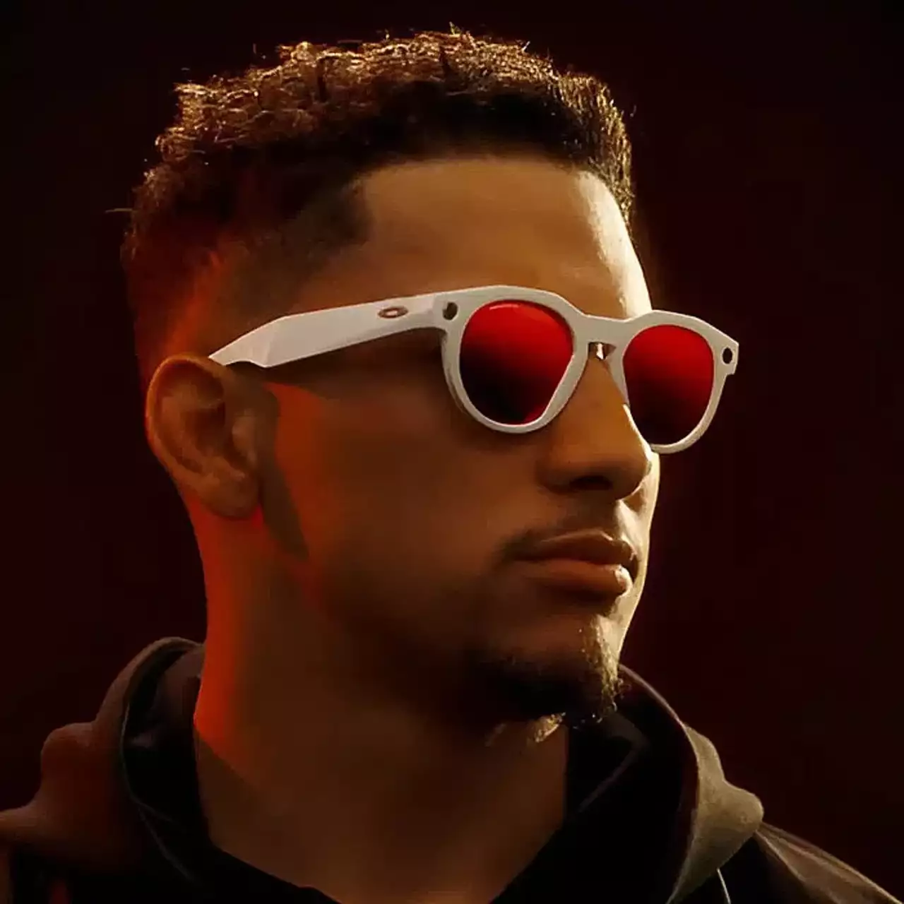 Oakley и Meta готовят спортивные очки с ИИ-помощником