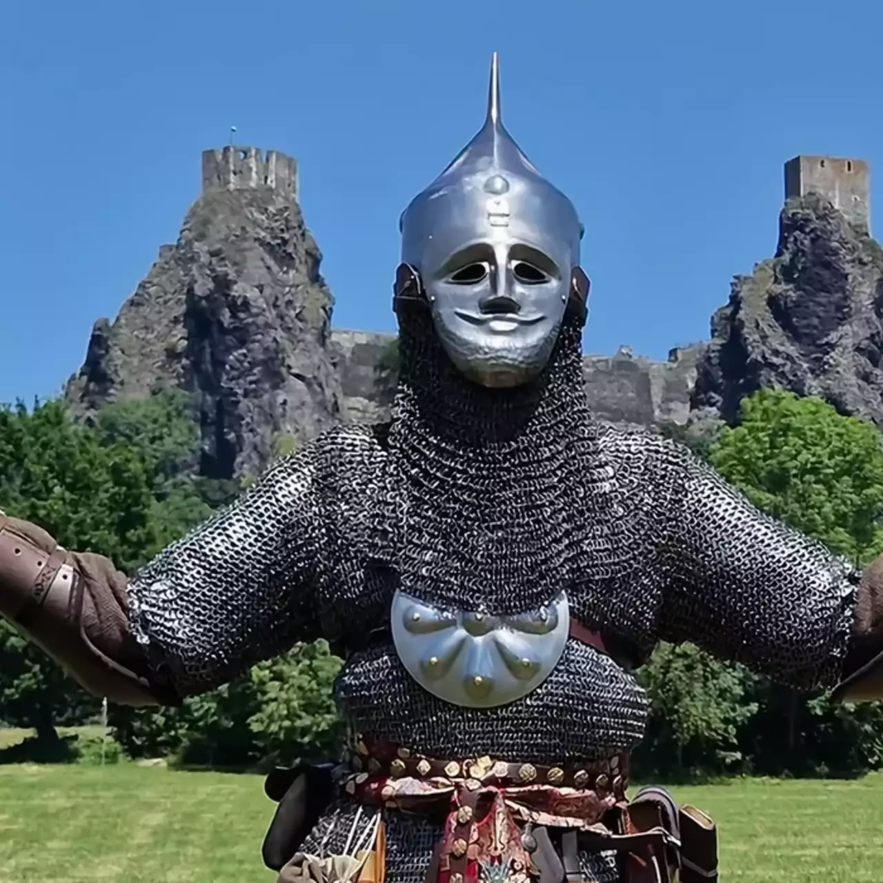 Фанат смастерил броню половца из Kingdom Come: Deliverance 2 и устроил фотосессию в Чехии