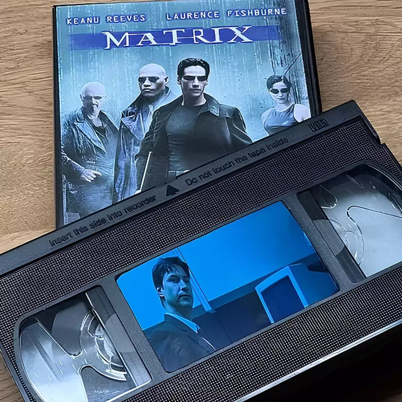 Ностальгия в новом формате: VHS-кассету превратили в автономный плеер Ностальгия в новом формате: VHS-кассету превратили в автономный плеер