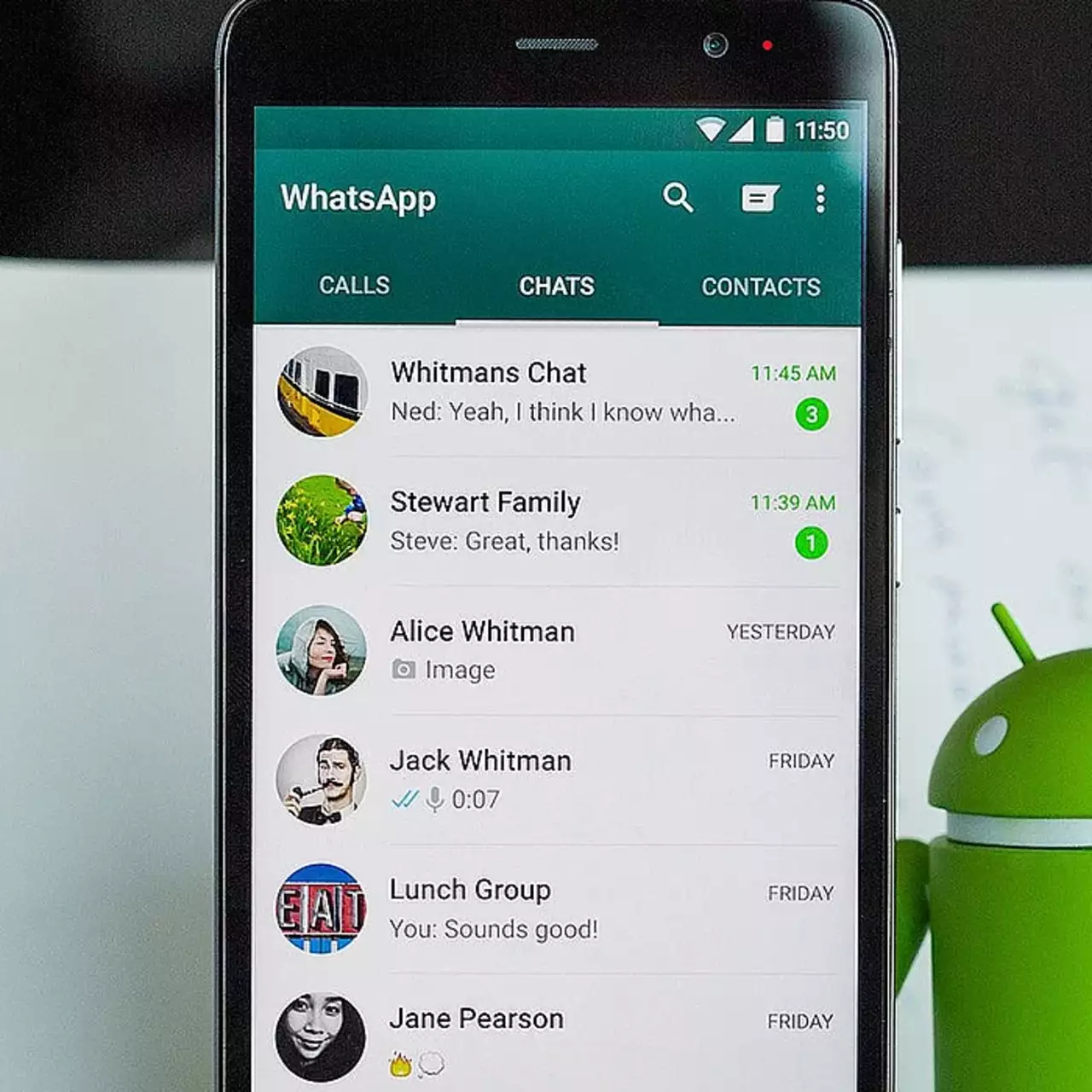 WhatsApp тестирует ИИ-подсказки для сообщений