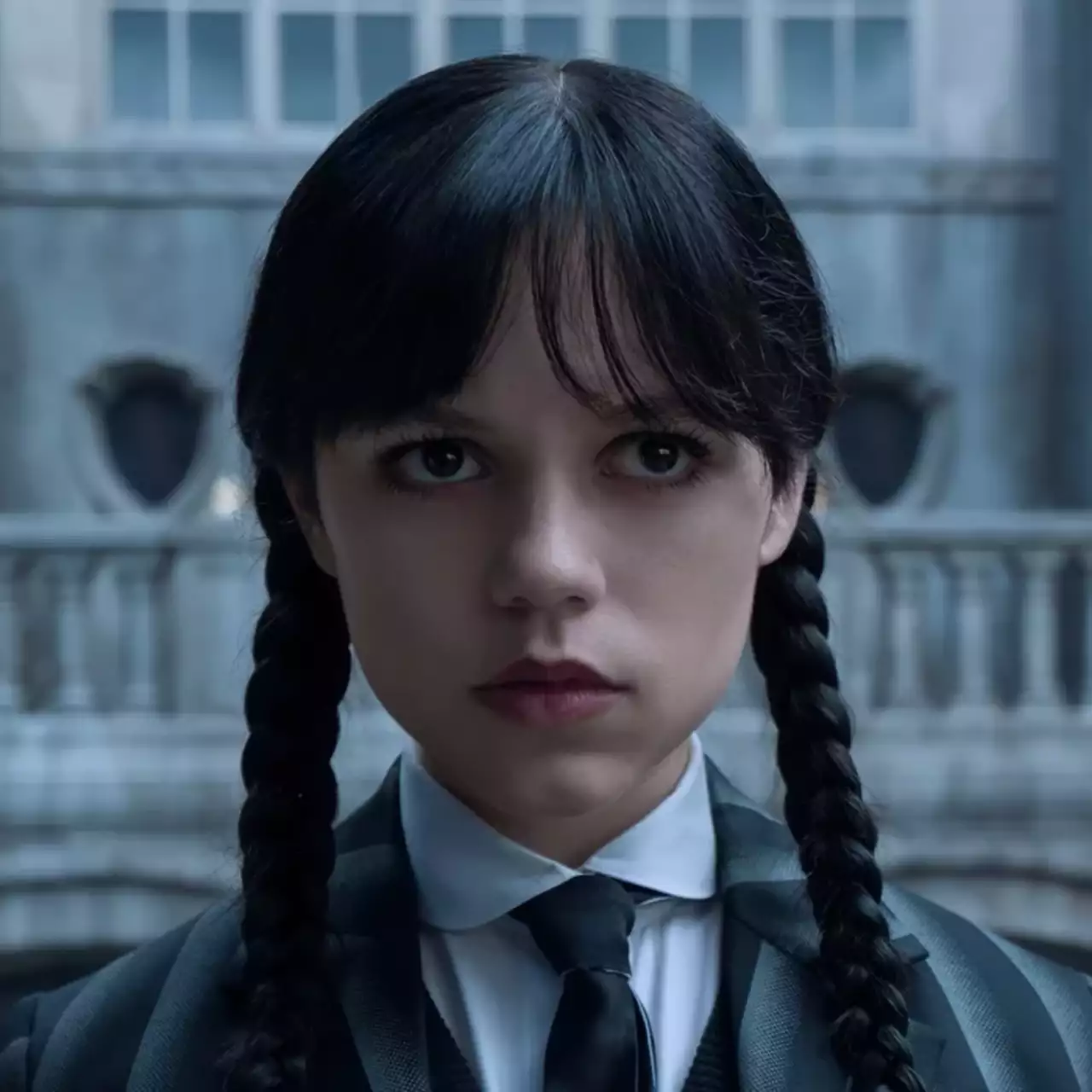 Девушка из Москвы горячо закосплеила Уэнздей из сериала Netflix Девушка из Москвы горячо закосплеила Уэнздей из сериала Netflix