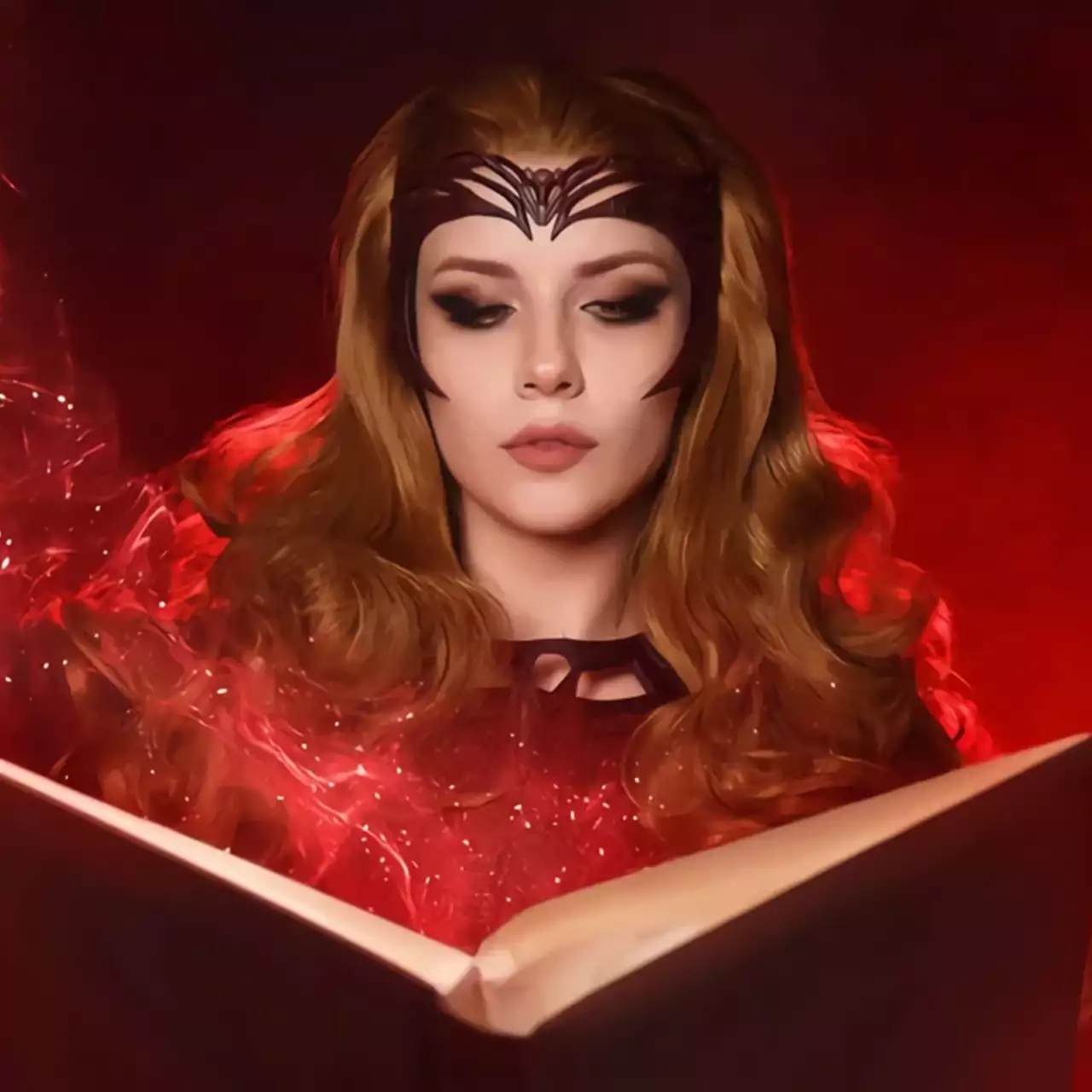 Косплеерша раздела Алую Ведьму из вселенной Marvel Косплеерша раздела Алую Ведьму из вселенной Marvel