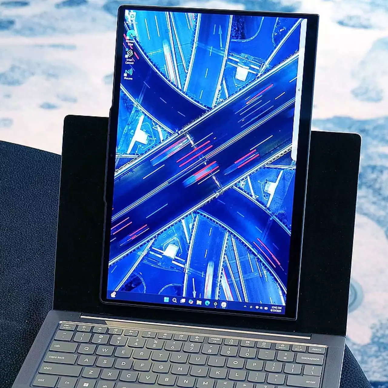 Lenovo показала концепт ноутбука с поворачивающимся экраном Lenovo показала концепт ноутбука с поворачивающимся экраном