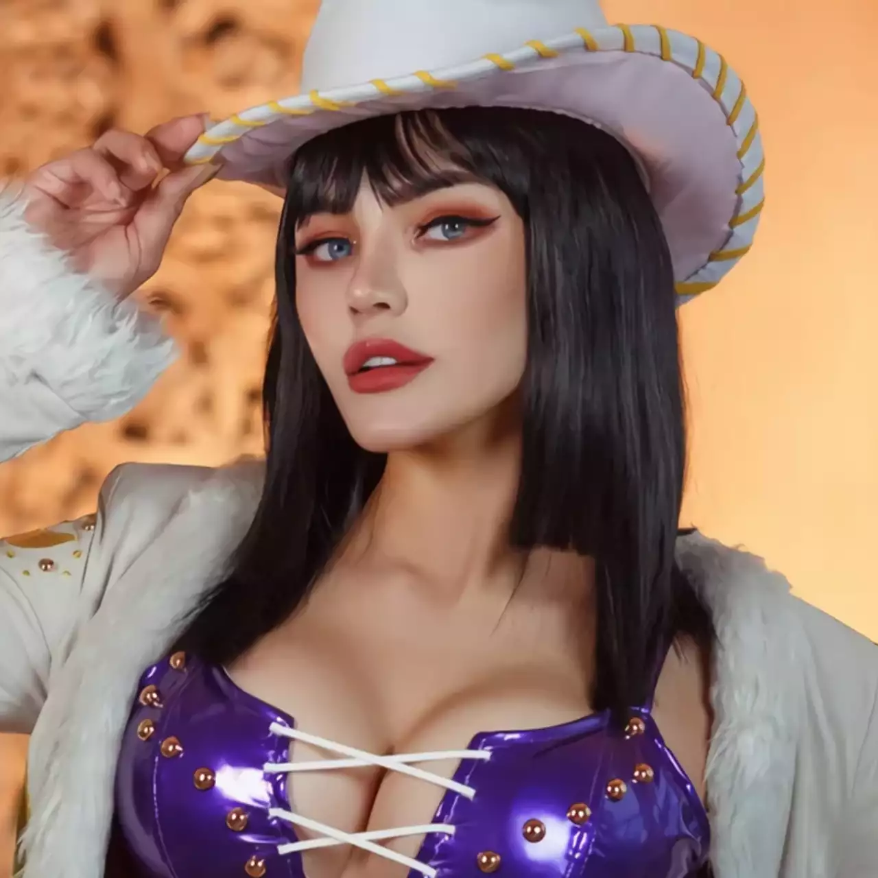 Косплеерша раздела Нико Роби из аниме One Piece