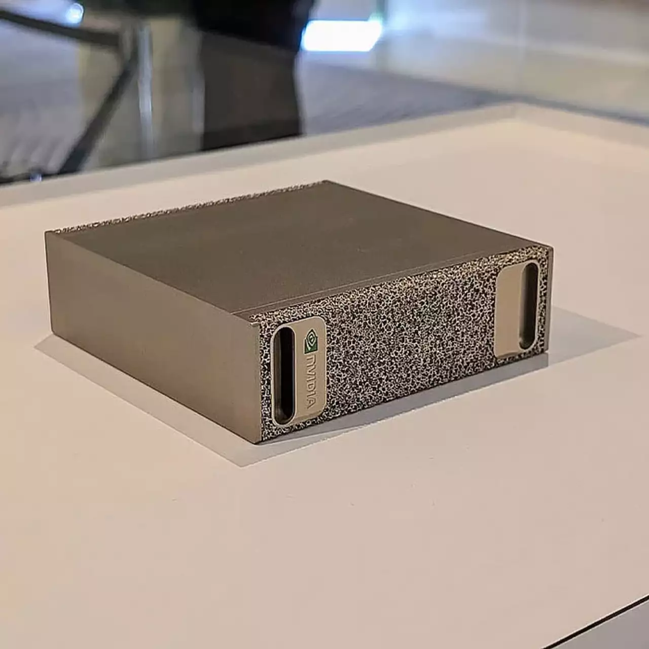 NVIDIA перенесла старт продаж мини-суперкомпьютера DGX Spark