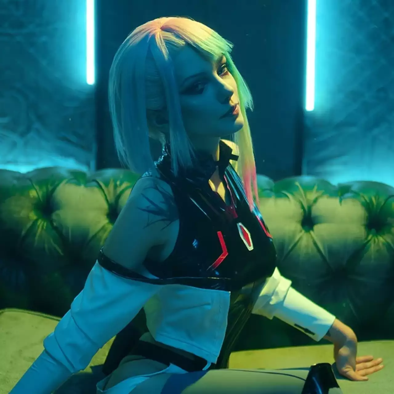 С такой хоть на Луну: петербурженка показала красивый косплей Люси из аниме Cyberpunk: Edgerunners