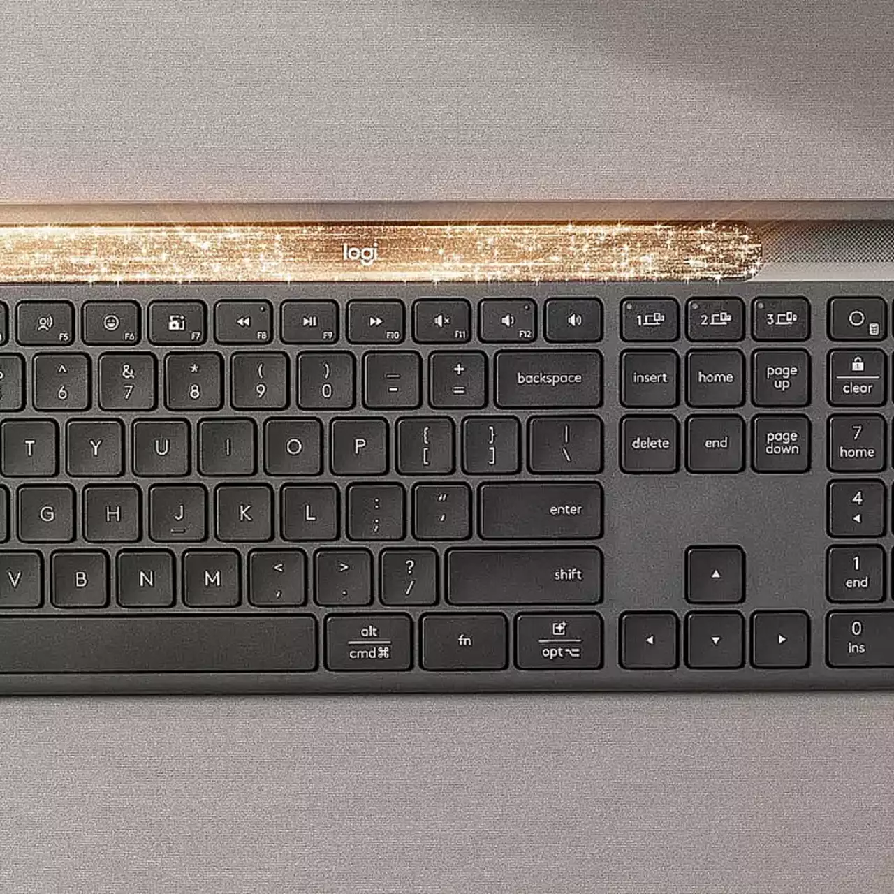 Logitech представила клавиатуру с зарядкой от света
