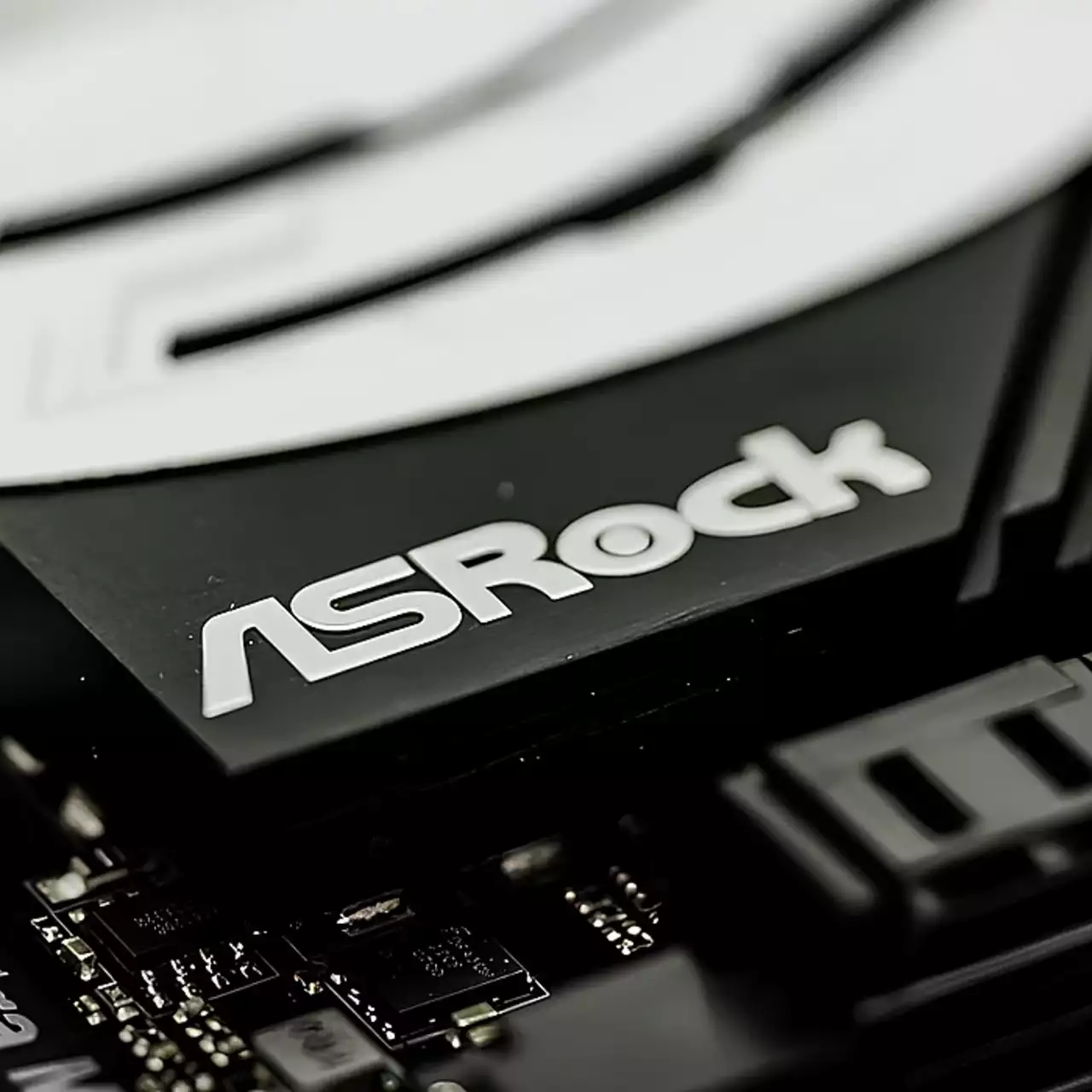 Расследование Gamers Nexus: ASRock вводит пользователей в заблуждение о причинах выхода из строя Ryzen 9000