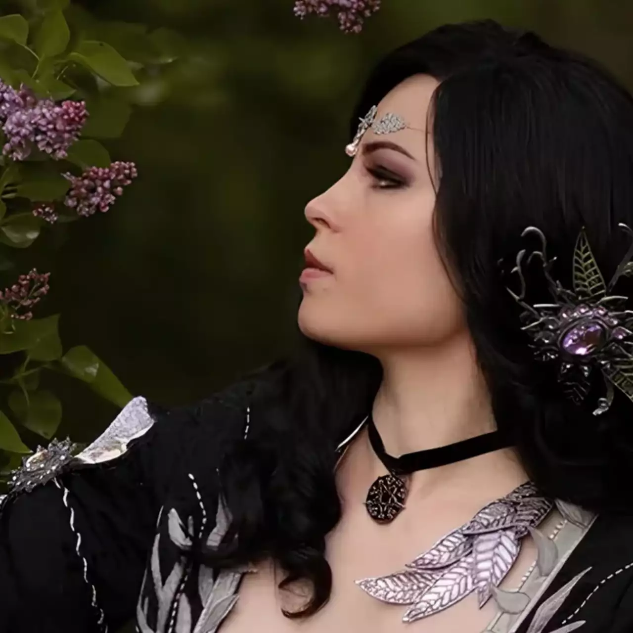 Косплеер показала Йеннифэр из The Witcher 3 в альтернативном наряде Трисс Меригольд — получилось необычно