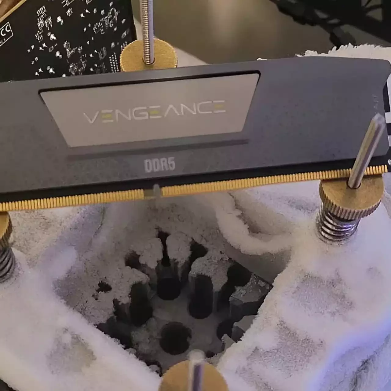 Новый рекорд разгона DDR5 официально подтвержден: удалось достичь частоты в 13 010 МТ/с Новый рекорд разгона DDR5 официально подтвержден: удалось достичь частоты в 13 010 МТ/с