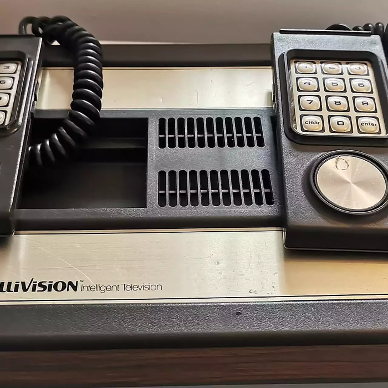 Atari представила современную версию ретро-консоли Intellivision