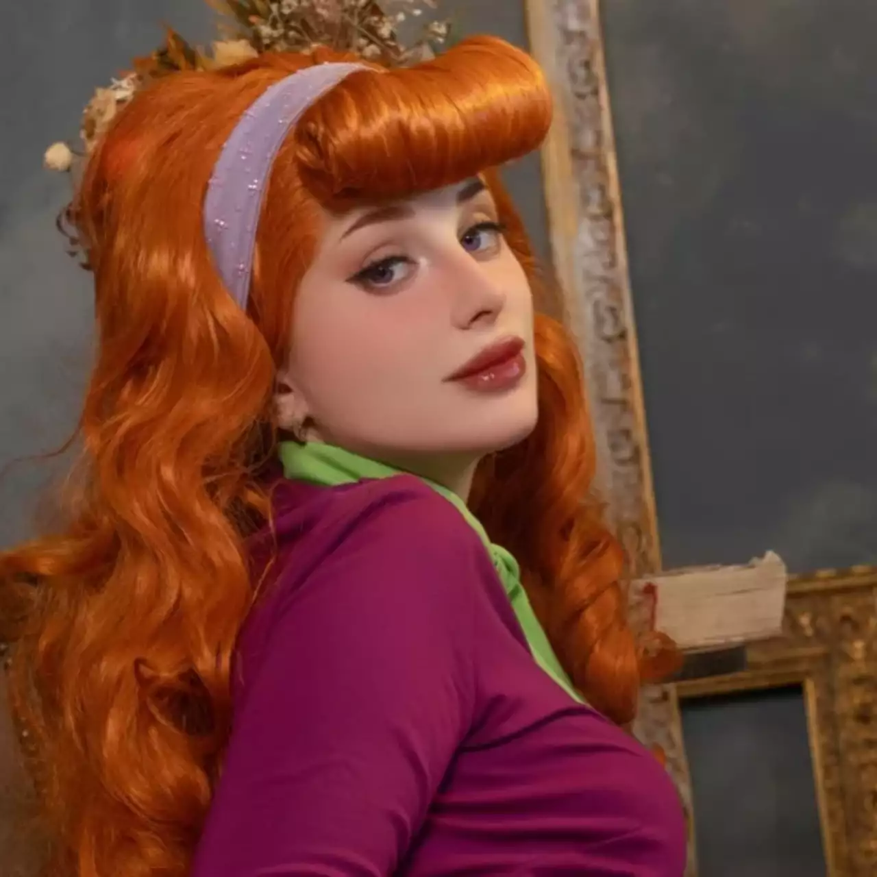 Косплеерша раздела Дафну из «Скуби-Ду»