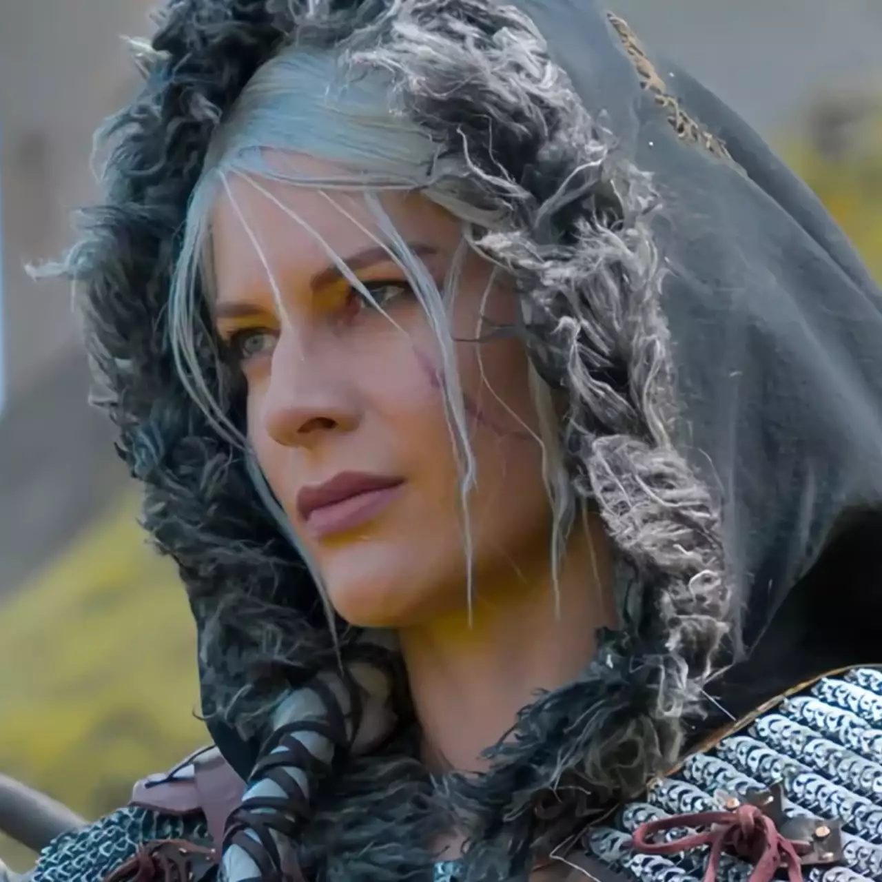 Модель из Польши показала невероятный косплей Цири из The Witcher 4 в настоящей ведьмачьей броне весом в 7 кг