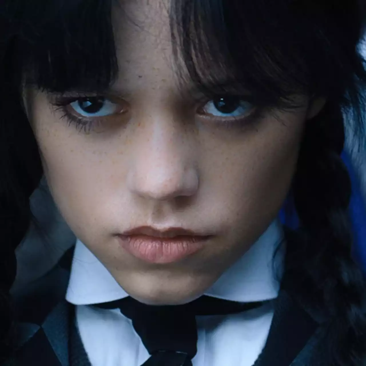 «Мы открыли ящик Пандоры»: звезда «Уэнздей» Дженна Ортега — о страхе перед ИИ и будущем искусства