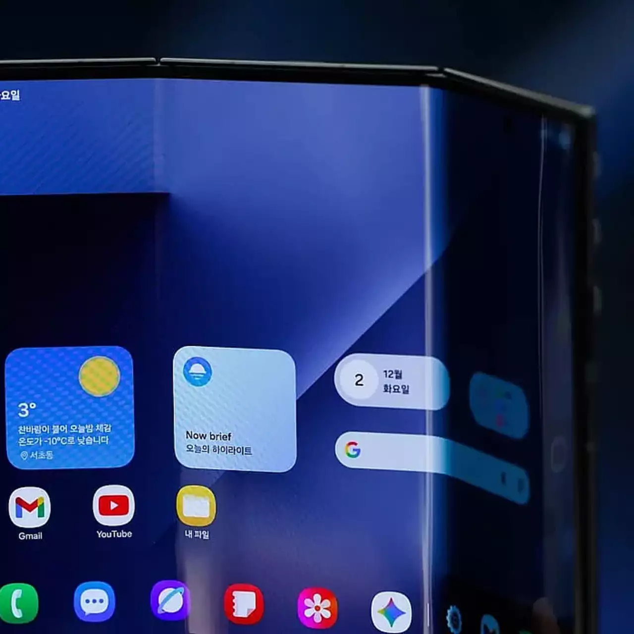 Samsung выпускает первую «трикладушку» с огромным экраном