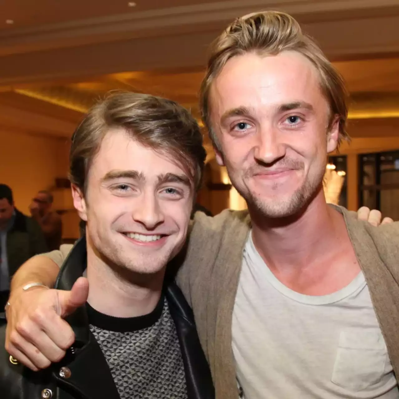 Постаревший Драко и бородатый Гарри: Дэниэл Рэдклифф и Том Фелтон сделали совместное фото