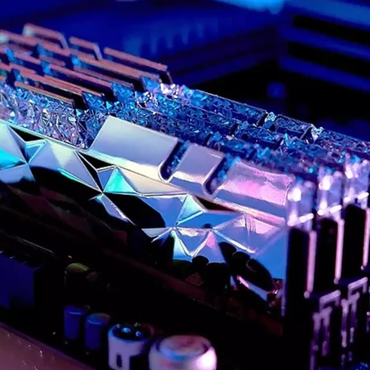 Почему из-за ИИ выросли цены на ОЗУ?