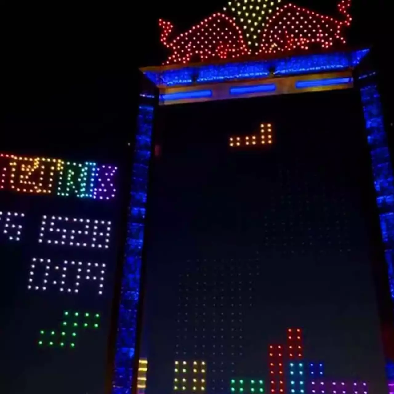 В Дубае устроили самый большой «Тетрис» в истории — игру вывели на 150-метровую рамку