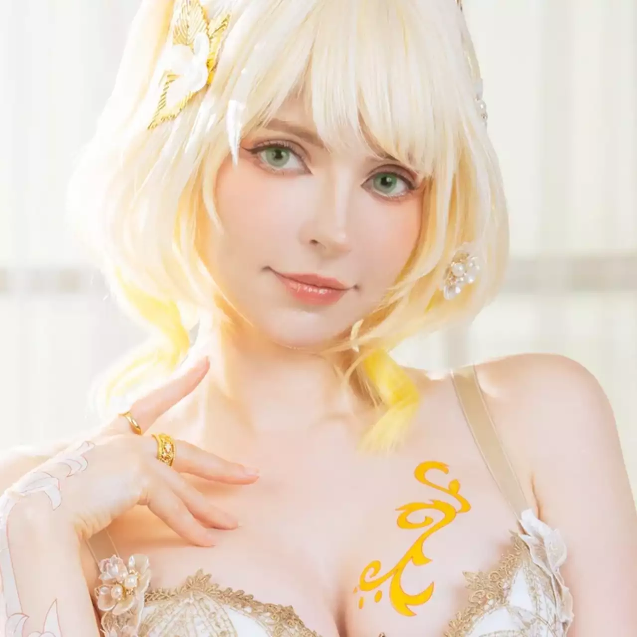 Модель, подарившая тело Эшли в Resident Evil 4, показала «взрослый» косплей Аглаи из Honkai: Star Rail