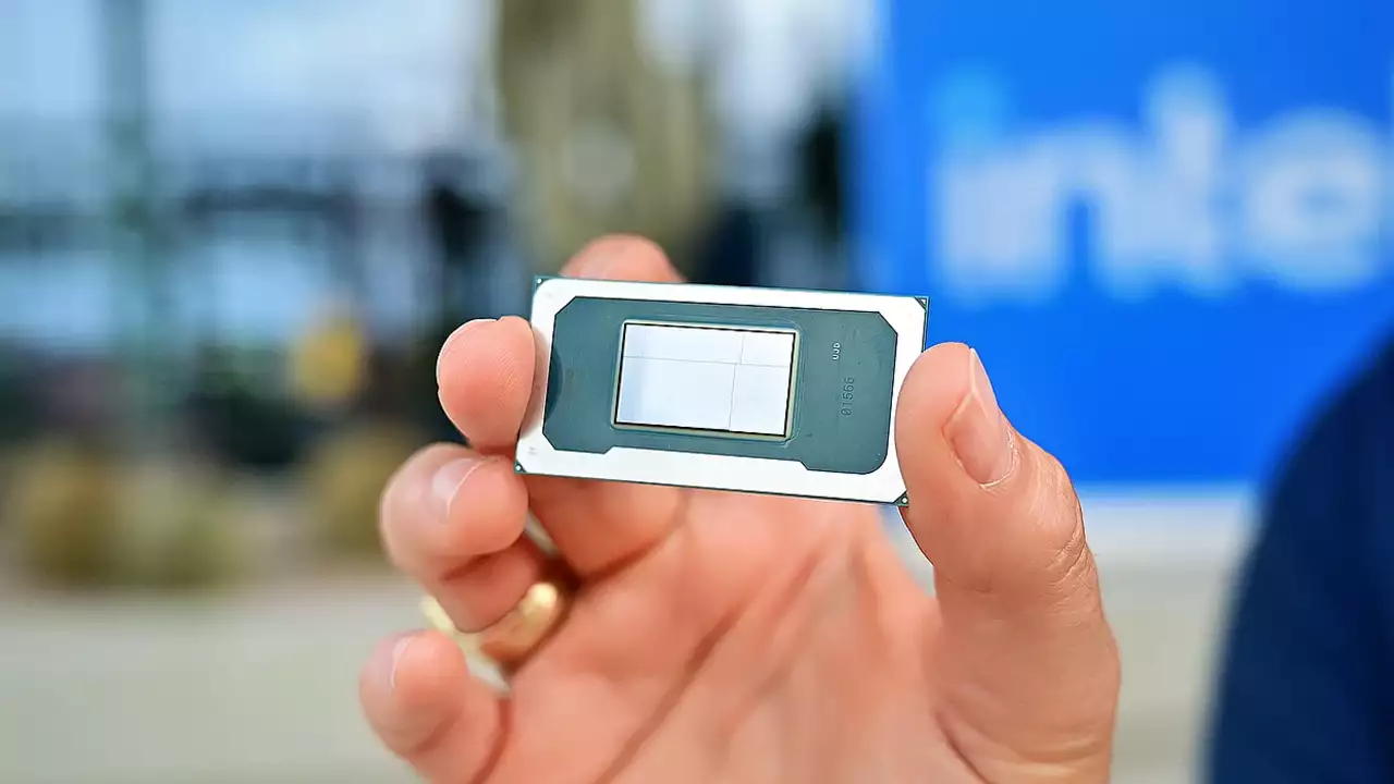 
          Intel и AMD обменялись обвинениями на CES 2026 на фоне выхода новых мобильных процессоров
        