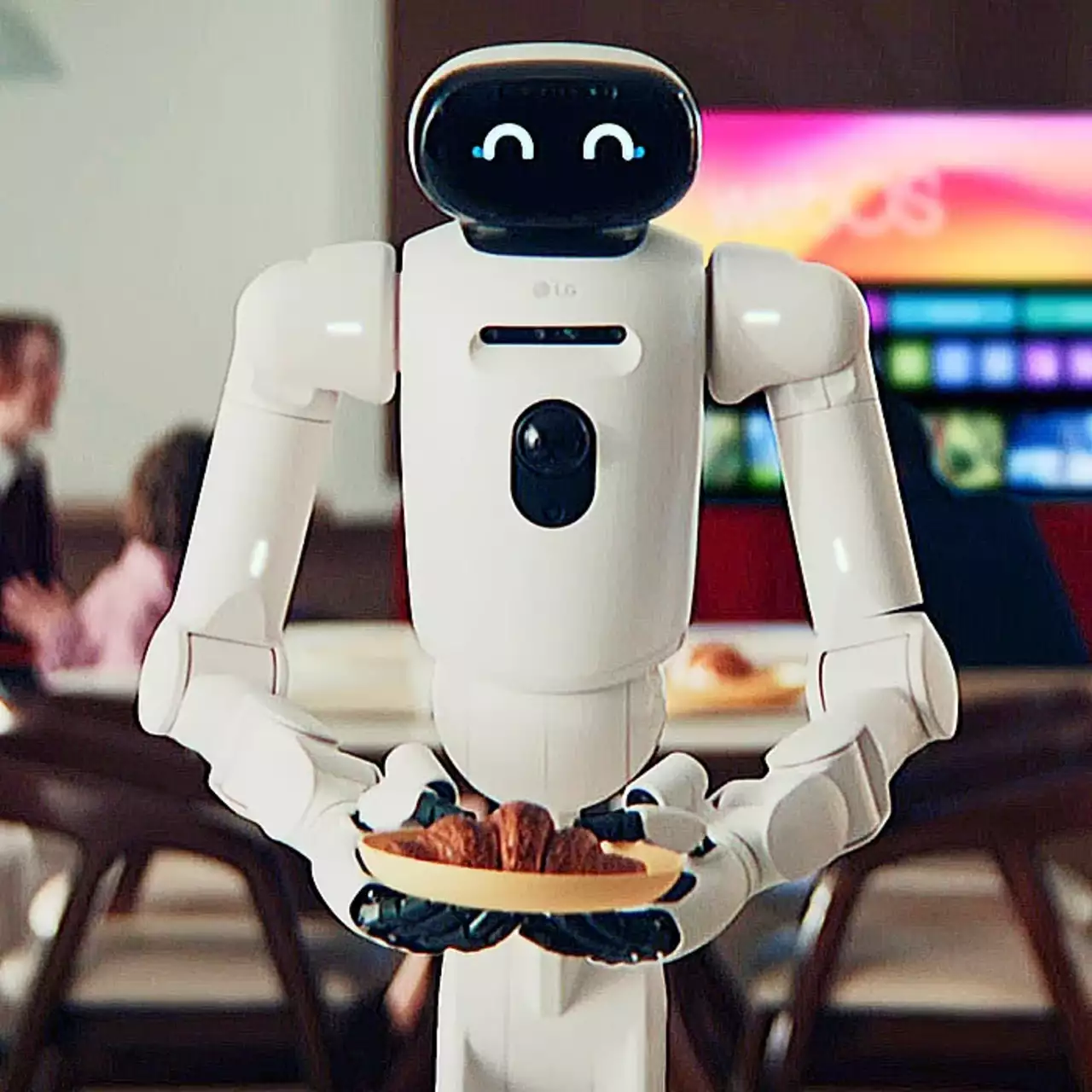 Человекоподобные роботы на CES 2026: ИИ учится помогать по хозяйству