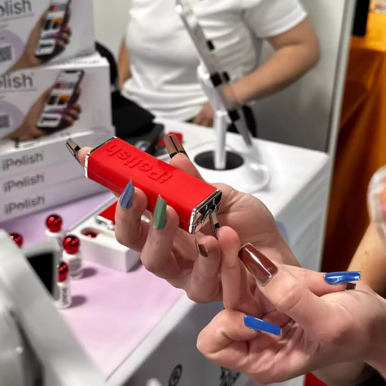 Ногти, меняющие цвет, и ИИ-парфюмер: интервью VGTimes на CES 2026